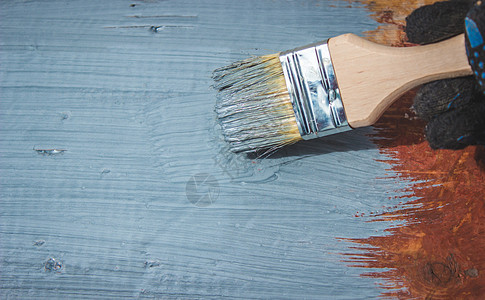 一把刷子画树灰的手木头上漆木板硬木家具画笔维修木工装修房子图片