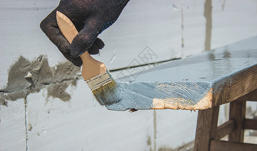 一把刷子画树灰的手木板工具画家工作装潢作坊家务木匠家具硬木图片