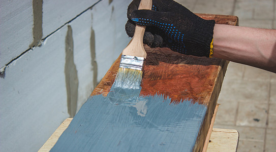 一把刷子画树灰的手木板木头硬木维修作坊上漆木工工具装修工艺图片