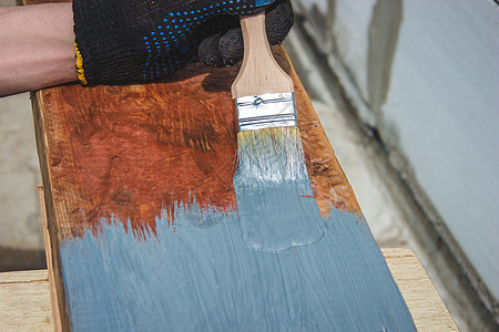 一把刷子画树灰的手硬木绘画上漆作坊木板装修画笔家务木匠木工图片