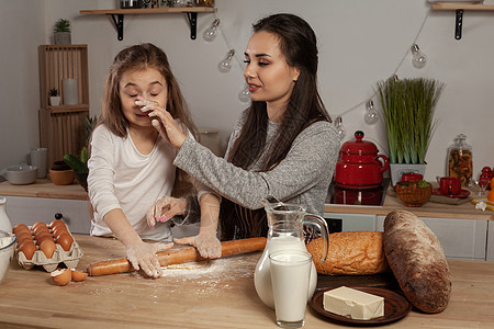母亲和女儿正在烤面包 在厨房玩得开心 笑声孩子营养帮手成人面团食谱面粉烹饪家务菜单图片