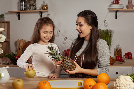 母亲和女儿正在做水果切菜 在厨房玩得开心些兄弟姐妹用具食谱菠萝家庭家务青菜乡村女士橙子图片