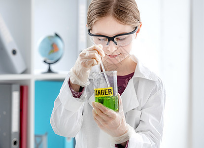 学化学课的女生生物学科学玻璃学校女学生化学品药品显微镜管子烧瓶图片