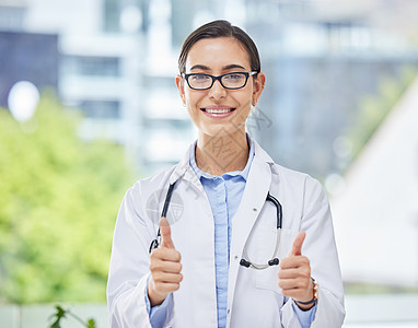 一位医生站在医院的办公室里竖起大拇指的画像 快乐 微笑和专业的医护人员在诊所做医学诊断的同意手势图片