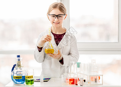 学化学课的女生显微镜烧瓶科学家教育化学品实验玻璃青少年女孩测试图片