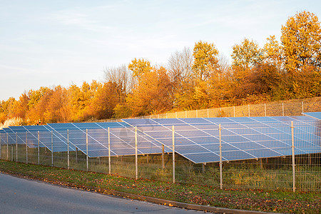 生态电能农场 秋天的太阳能电池板 替代能源活力场景控制板树木土地绿色公园发电机阳光集电极图片