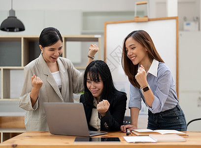 欢乐的亚洲商务人士们举起五号高举 在站立时表示快乐 实现目标一体性经理商务手势团体男人团队公司生意女士图片