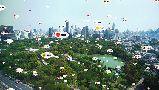 社交媒体的图标飞过市区市中心 展示人民之间的对等关系商业市场表情社区社交网络互联网邮政互联网络广告会议图片