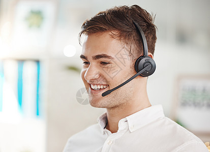 快乐的销售人员 呼叫中心代理 并联系我们办公室的电话营销人员客户服务帮助台 微笑推销员连接耳机进行 crm 咨询 支持建议和咨询图片