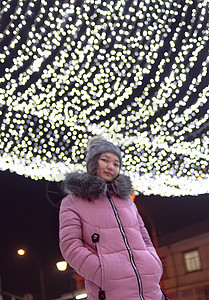 中心市中心有圣诞灯 天空节庆光照和发光 脱焦图像的女子图片