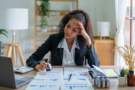 非裔美国人妇女企业家表现出恐惧和焦虑的恐惧和焦虑贷款平衡顾问计算破产报告电脑抵押家庭生活风险图片