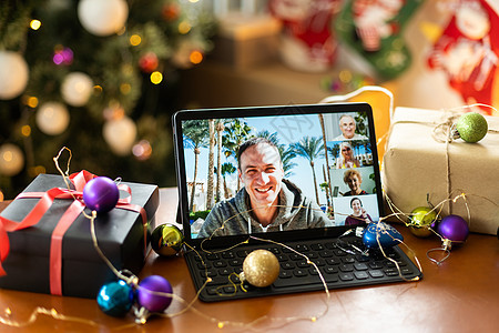 在圣诞快乐餐桌假期背景下 通过远程聊天数字平板电脑屏幕与孩子进行家庭视频通话 圣诞节在线虚拟家庭聚会庆祝活动 新年快乐视频通话母图片