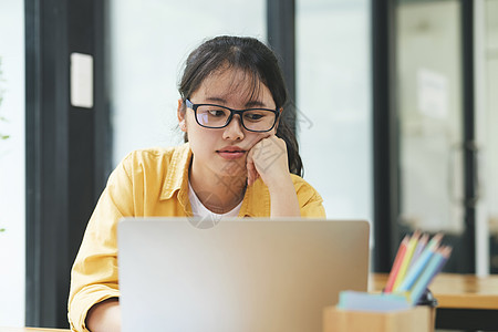 年轻的亚洲女商务人士或在线使用计算机笔记本电脑的学生项目人士互联网训练老师营销网上购物就业员工技术图片