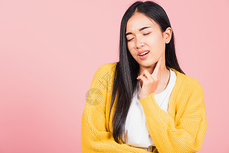 亚洲美丽的年轻亚洲女人有下巴疼痛疾病按摩痛苦牙疼淋巴结炎宽慰流感病人感染皮肤图片