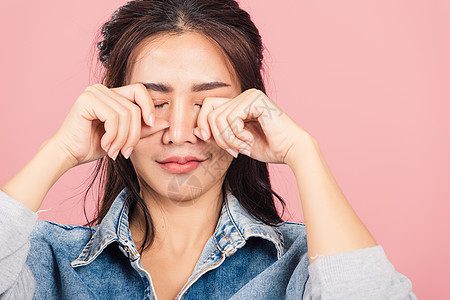 女人穿着戴尼姆坏脾气 她的哭泣 用手指擦眼泪女士情感悲伤戏剧性鬼脸牛仔裤灾难挫折女性头发图片