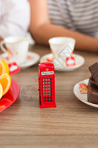 传统下午的英国仪式 下午茶茶 象征着像玩具电话箱这样的不纯度水果盒子摊位文化甜点女士女性电话亭首都杯子图片