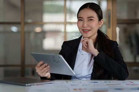 亚洲女商务人士与业务团队通过手机通话分析技术价格图表和指标 帐户或存钱或保险概念计算金子预算成功经济财富会计电脑投资者退休图片