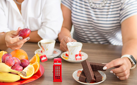 传统下午的英国仪式 下午茶茶 象征着像玩具电话箱这样的不纯度英语水果女性巧克力电话亭女士首都甜点盒子杯子图片