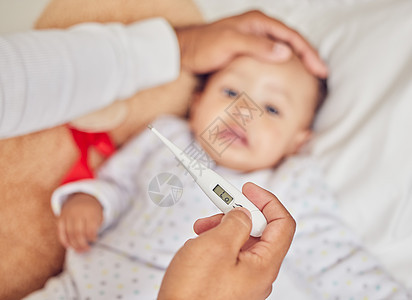 温度计 covid 和生病的婴儿躺在床上 父母把手放在额头上 检查家里是否发烧或流感 担心 照顾和照顾小孩子的人是否患有疾病或感图片