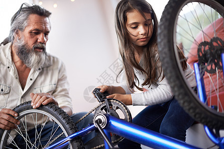 他有多年修自行车的经验 一位老人用她的自行车帮助孙女的长辈们图片