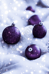 紫罗兰圣诞胸罩 上面有雪亮的毛皮 奢华冬季假日设计背景装饰品装饰雪花风格假期紫色派对礼物下雪小玩意儿图片