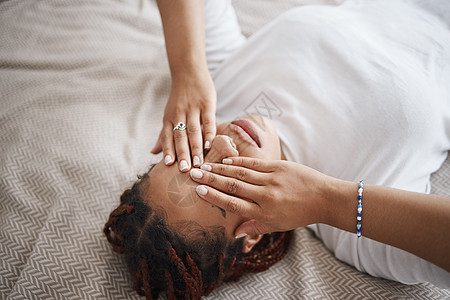 失眠和疲惫的黑人妇女在卧室的床上放松 一边遮住眼睛一边思考 在家分手后头痛的悲伤非洲女孩的抑郁 压力和心理健康图片