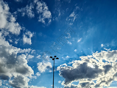 在深蓝色的夏日天空中 美丽的白云编织日光气氛气象戏剧性太阳场景天气地平线阳光环境图片