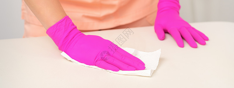 贴近手的橡皮保护粉色手套 用白色抹布清洗白面表面保健清洁工横幅工作服务家政厨房职业打扫房子图片