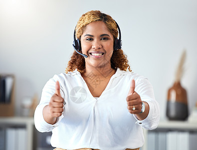 竖起大拇指 crm 并与从事客户服务或电话营销的呼叫中心代理联系使用 谢谢您 销售和支持 一位快乐的女商务人士戴着耳机在她的办公图片