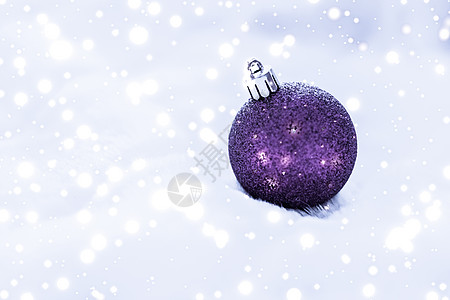 紫罗兰圣诞胸罩 上面有雪亮的毛皮 奢华冬季假日设计背景新年下雪辉光派对明信片雪花紫色假期装饰风格图片