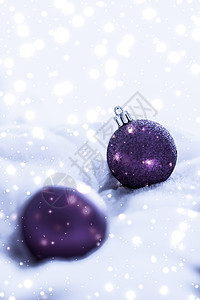 紫罗兰圣诞胸罩 上面有雪亮的毛皮 奢华冬季假日设计背景庆典紫色礼物季节辉光装饰品风格派对魔法卡片图片