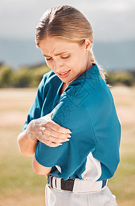 在比赛或训练期间发生事故后 棒球 运动和手臂疼痛或受伤 比赛或运动后肌肉或关节出现医疗急症并扭伤的女运动员图片
