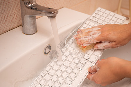 妇女用泡沫的海绵洗白电脑键盘破坏字母办公室女性行动气泡液体数字数据技术图片