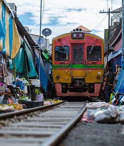 泰国产品地标美功运输铁路古董贸易机车火车游客图片