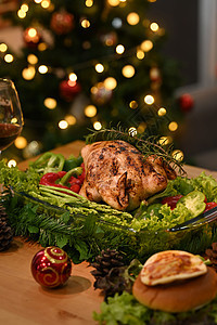 传统的感恩节晚餐 包括烤火鸡和木桌上的所有配菜 传统秋季食品概念玻璃庆典假期蔬菜盘子火鸡家庭食物家庭生活季节图片