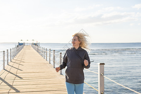 女人在红海的浮艇桥上奔跑闲暇幸福地平线饮食天空女孩自由海滩女性黑发图片