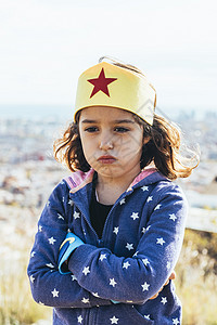 伪装成超级超级英雄的愤怒的小女孩女孩图片