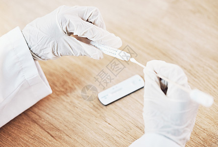 Covid 测试和手戴手套 医生用医疗拭子在医院测试病毒样本 用于医疗保健和医学 有科学专业人员在职的医疗救助和保险图片