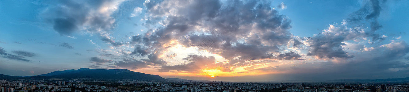 日落时空的云和太阳在天空中闪耀季节全景横幅戏剧性天堂日落沉淀风暴云景蓝色图片