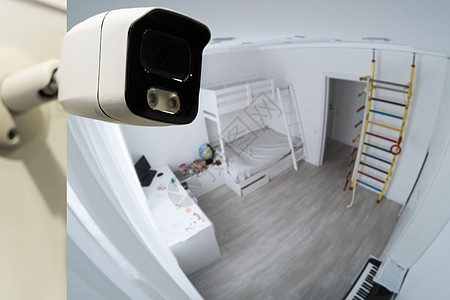 在舒适公寓的白墙上拍摄现代无线监视摄像头 近距离瞄准物体警卫男性凸轮眼镜警报上网相机眼睛居住技术图片
