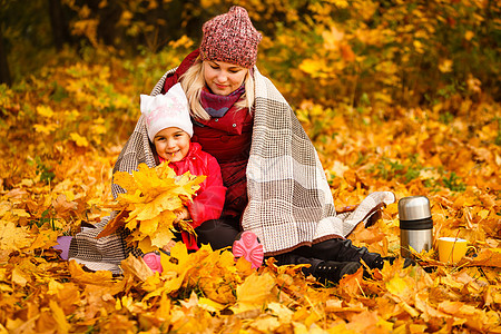 妈妈和她的女儿一起度过周末 一起在秋天的森林里野餐 母子关系父母女孩花园乡村享受咖啡阳光公园母亲婴儿图片