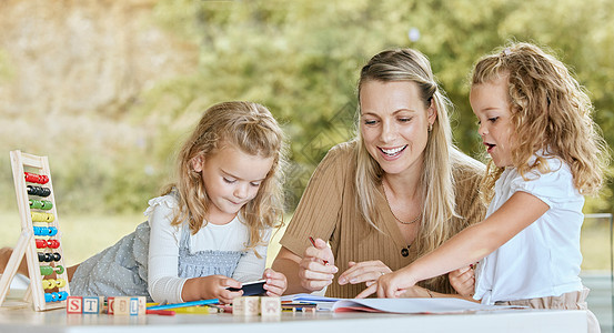 幼儿园数学和母亲帮助孩子在户外桌子上做家庭作业 测试或数字 以进行教育 发展或思维成长 女童与妈妈 笔记本和计算器一起学习图片