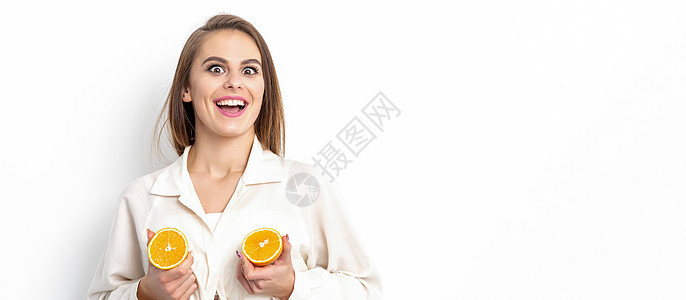 迷人的年轻姑娘 在白色背景和复制空间上 有两片橙色被隔离在白皮上素食主义者饮食女性营养黑发女孩食物快乐牙齿情绪图片
