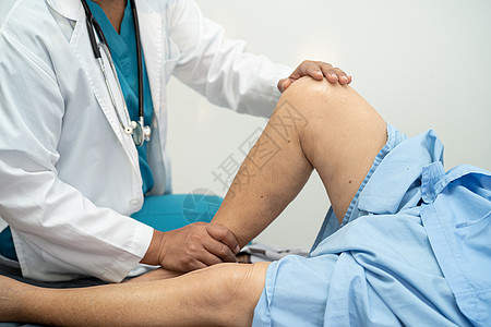 亚洲医生理疗师检查 按摩和治疗在矫形诊所护士医院的高级病人的膝盖和腿部及膝部 3松紧带女士医院治疗师训练护士肌肉诊所大腿外科图片
