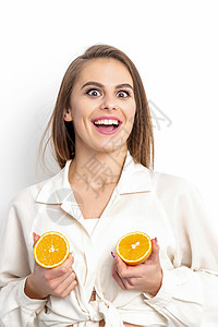 迷人的年轻姑娘 在白色背景和复制空间上 有两片橙色被隔离在白皮上黑发女士女孩微笑皮肤情绪牙齿素食主义者工作室活力图片