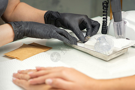 在美容院里准备特殊的指甲档案设备 用于修指甲治疗 这让我觉得这很糟吧工具温泉乐器女士成人示范美甲表皮仪器抛光图片