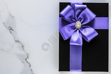 奢华的假日礼物 配有白菜丝带和大理石背景弓箭装饰紫色平铺盒子婚礼惊喜邀请函周年风格销售图片
