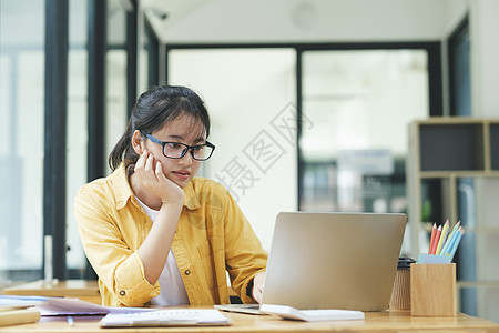 创业女商务人士分析投资营销数据人士顾问股票货币统计帐户贸易商业风险大学图片