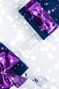 冬季假日礼物盒 带有紫丝弓 大理石背景上的雪亮如圣诞节和新年赠送给豪华美容品牌 平板设计雪花推广化妆品丝带丝绸礼物魔法问候盒子店图片