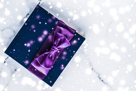 冬季假日礼物盒 带有紫丝弓 大理石背景上的雪亮如圣诞节和新年赠送给豪华美容品牌 平板设计紫色展示老板礼物问候销售下雪辉光丝带假期图片